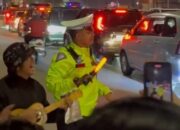 Di Tengah Antrean Panjang One Way Sukabumi, Aiptu Didik Darmadi Hibur Pemudik