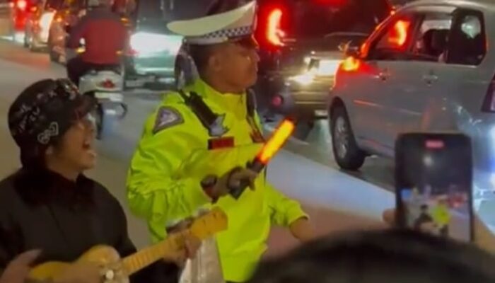 Di Tengah Antrean Panjang One Way Sukabumi, Aiptu Didik Darmadi Hibur Pemudik