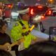 Aiptu Didik Darmadi, personel Satlantas Polres Sukabumi saat menghibur pemudik di tengah antrean Panjang kendaraan di Gerbang Tol Parungkuda, Rabu (25/3/226) dini hari. Foto: Istimewa