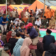 HANGAT: Bupati Sukabumi, Asep Japar saat berada di lokasi pengungsian warga terdampak bencana pergerakan tanah di Kecamatan Bantargadung, Kabupaten Sukabumi, Selasa (10/3/2026). Foto: KARIMULLAH/INILAHSUKABUMI.COM