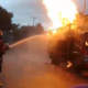 Petugas Damkar dari Palabuhanratu saat menjinakan si jago merah yang melahap truk pengangkut gas LPG 3 kilogram di Palabuharatu, Kamis (26/3/2026) kemarin. Foto: Istimewa