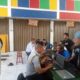 Pegawai Dinas Perhubungan Kabupaten Sukabumi sedang mendata sopir angkot penerima kompensasi sebesar Rp600 ribu dari Gubernur Jawa Barat. Foto: IDAM//INILAHSUKABUMI.COM