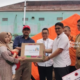 Kepala Disperkim Kabupaten Sukabumi, Sendi Apriadi saa memberikan bantuan kepada korban pergerakan tanah di Kecamatan Bantargadung, dengan disaksikan langsung oleh Bupati Sukabumi, Asep Japar, Selasa (10/3/2026). Foto: INILAHSUKABUMI.COM