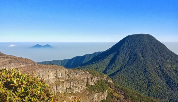Catatan Penjelajah Dunia tentang Sejarah Gunung Gede Pangrango Sukabumi