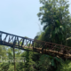 Jembatan Kamandoran di Kampung Kamandoran RT 03/RW 09, Desa Karangtengah, Kecamatan Cibadak, Kabupaten Sukabumi, terancam roboh dan membahayakan warga sekitar. Foto: INILAHSUKABUMI.COM