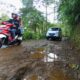Kondisi jalan menuju kawasan wisata Pondok Halimun di kaki Gunung Gede Pangrango, Kabupaten Sukabumi, rusak parah dan dikeluhkan warga dan pengunjung. Foto: Istimewa