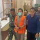 RH (41), Kepala Desa Neglasari, Kecamatan Lengkong, diborgol dan hendak dibawa ke kendaraan tahanan pada Kamis (5/3/2026) lalu. Foto: Ist