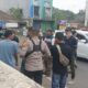 Pengemudi mobil Mercedes-Benz dan sopir Colt Mini bersitegang di Simpang Tiga Cibadak, polisi bersama warga langsung melerai keduanya. Foto: Istimewa