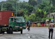 Nekat Beroperasi Saat Arus Balik Lebaran, Puluhan Kendaraan Sumbu Tiga di Sukabumi Ditilang Polisi
