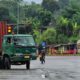 Petugas saat melakukan tindakan pemutaran arah terhadap sejumlah kendaraan yang tetap mencoba melintas di jalur terlarang. Foto: Istimewa