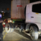 Petugas Satlantas Polres Sukabumi mengatur arus lalu lintas di lokasi truk kontainer yang gagal menanjak di Tanjakan Pamuruyan, Kecamatan Cibadak, Senin (2/3/2026) malam. Foto: Karimullah/INILAHSUKABUMI.COM