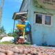 Petani kopi mengoperasikan mesin pengolahan biji kopi di Rumah Belajar (RUBE) Kopi Cipeuteuy, Desa Cipeuteuy, Kecamatan Kabandungan, Kabupaten Sukabumi. Foto: Ist