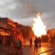 Kobaran api terlihat membesar pada truk pengangkut gas LPG yang terbakar di Jalan Raya Cibarengkok, Desa Citarik, Kecamatan Palabuhanratu, Kabupaten Sukabumi, Kamis (26/3/2026) sekira pukul 17.00 WIB. Foto: Istimewa