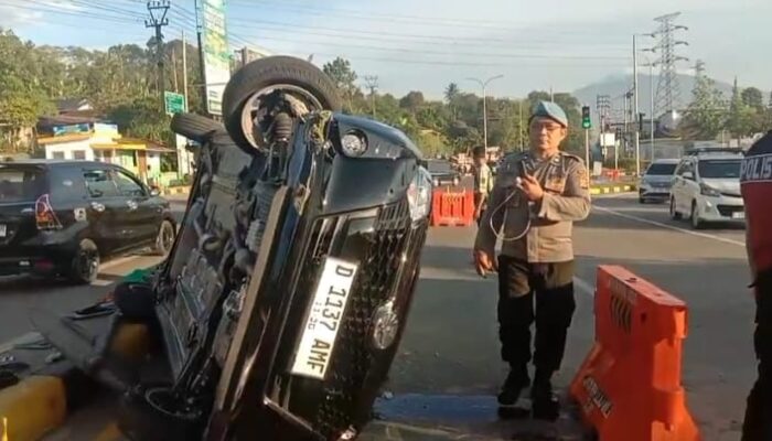 Inilah Penyebab Mobil Hitam Terbalik di Exit Tol Parungkuda Sukabumi