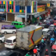 Situasi terkini dari pantauan CCTV Dishub Kabupaten Sukabumi pada Rabu (25/03/2026) pukul 14:02 WIB, menunjukkan kepadatan volume kendaraan yang sangat tinggi di depan Pasar Cibadak. Foto: Tangkapan Layar CCTV