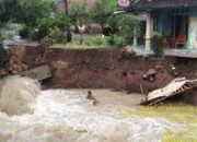 Cuaca Ekstrem Picu Longsor di Ciemas Sukabumi, Akses Jembatan Citiis Terputus