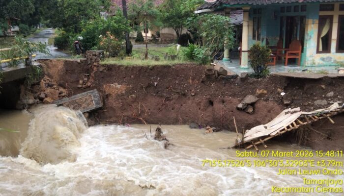 Cuaca Ekstrem Picu Longsor di Ciemas Sukabumi, Akses Jembatan Citiis Terputus