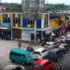Kepadatan kendaraan terjadi di ruas Jalan Siliwangi, tepatnya di depan Pasar Cibadak, Senin (23/3/2026).