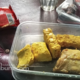 Penampakan menu makanan berupa ayam, tahu, dan tempe yang diduga dalam kondisi basi saat diterima SDN Negeri Cikawung, Kampung Cibodas, Desa Pawenang, Kecamatan Nagrak, Kabupaten Sukabumi, Selasa (3/3/2026). Foto: Idam/INILAHSUKABUMI.COM