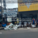 Nampak beberapa pegawai sedang membongkar trotoar di Jalan Siliwangi, Kecamatan Cibadak, Kabupaten Sukabumi, Selasa (31/3/2026). Foto: RENDI RUSTANDI/INILAHSUKABUMI.COM