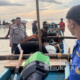 Petugas gabungan bersama nelayan mengevakuasi korban tenggelam di perairan Pantai Tenda Biru, Ujunggenteng, Kabupaten Sukabumi, usai terseret ombak, Selasa (24/3/2026). Foto: For INILAHSUKABUMI.COM