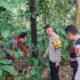 Kapolsek Parungkuda, AKP Erman saat berada di lokasi penemuan bayi, Kampung Cipanggulaan RT 04/01, Desa Kompa, Kecamatan Parungkuda, Kabupaten Sukabumi, Senin (2/3/2026). Foto: Idam/INILAHSUKABUMI.COM