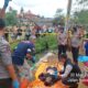 Jasad E (59), saat dievakuasi aparat kepolisian di sekitar Perumahan Cemerlang Indah Residence, Kelurahan Sukakarya, Kecamatan Warudoyong, Kota Sukabumi, sekira pukul 11.30 WIB, Senin (30/3/2026). Foto: Istimewa