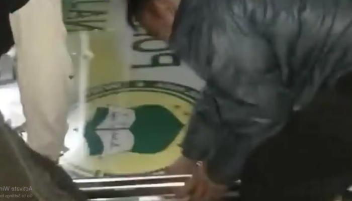Viral di Medsos! Imbas Kasus Dugaan Asusila, Warga Cicantayan Sukabumi Bongkar Plang Pondok Pesantren
