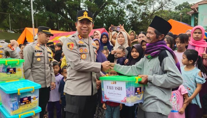 Polres Sukabumi Salurkan Bantuan ke Korban Pergerakan Tanah di Kecamatan Bantargadung