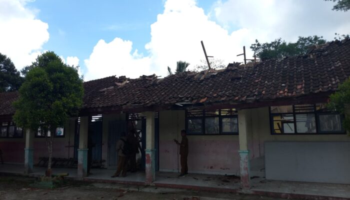Tiga Ruang Kelas SMPN 3 Pabuaran Sukabumi Ambruk