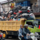 Petugas kebersihan dari DLH Kabupaten Sukabumi saat mengangkut sampah yang tersebar di seluruh wilayah Kabupaten Sukabumi. Foto: DLH for INILAHSUKABUMI.COM
