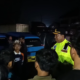 Kapolres Sukabumi, AKBP Samian saat menegur pengemudi yang nekad membawa wisatawan dengan mobil bak terbuka di Terminal Cikembang, Sabtu (28/3/2026) dini hari. Foto: Istimewa