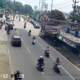 Kondisi arus lalu lintas di kawasan Exit Tol Bocimi Parungkuda, Kabupaten Sukabumi, pada siang hari ini, Minggu (29/3/2026).