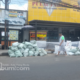 Nampak pejalan kaki harus turu ke bahu jalan karena trotoar di Jalan Siliwangi, Kecamatan Cibadak, Kabupaten Sukabumi dibongkar. Foto: RENDI RUSTANDI/INILAHSUKABUMI.COM