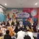 Ketua Yayasan Sosial Tangan Peduli, M. Imam Insani Kamal (tengah), memberikan sambutan saat kegiatan santunan dan pemberian kado Lebaran kepada puluhan anak yatim piatu di Aula Ramayana, Kelurahan Cibadak, Kecamatan Cibadak, Kabupaten Sukabumi, Jumat (13/3/2026). Foto: IDAM/INILAHSUKABUMI.COM