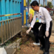 Direktur Utama RSUD Sekarwangi, dr. Asep Sherman turun langsung membersihkan lingkungan di sekitar area rumah sakit. Foto: Istimewa