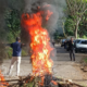 Sebelumnya, warga di Jalan Raya Lengkong, Kecamatan Simpenan, sempat menggelar aksi protes dengan membakar ranting dan semak di badan jalan. Aksi ini dipicu karena kondisi jalan rusak yang dinilai tidak kunjung juga diperbaiki. Foto: Dok. INILAHSUKABUMI.COM