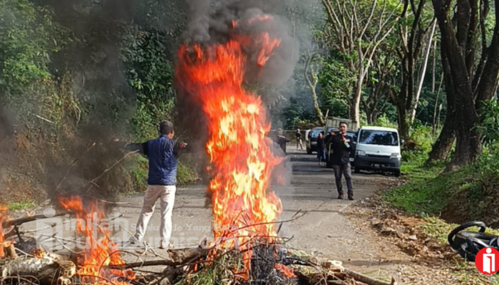 Warga Blokade Jalan dan Bakar Ban, Protes Kerusakan Ruas Lengkong–Kiaradua Sukabumi
