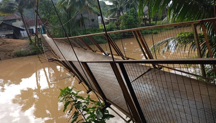 Inilah Detik-detik Jembatan Cibugel di Tegalbuleud Sukabumi Putus