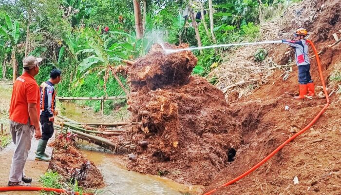 Lumpuhkan Irigasi dan Jalan, Material Longsor di Nagrak Sukabumi Akhirnya Dievakuasi Gotong Royong