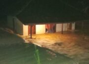 Dramatis, Mobil Sedan di Sukabumi Hanyut ke Laut Usai Diterjang Banjir Luapan Sungai Katapang