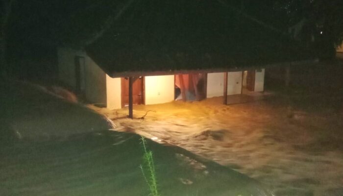 Dramatis, Mobil Sedan di Sukabumi Hanyut ke Laut Usai Diterjang Banjir Luapan Sungai Katapang