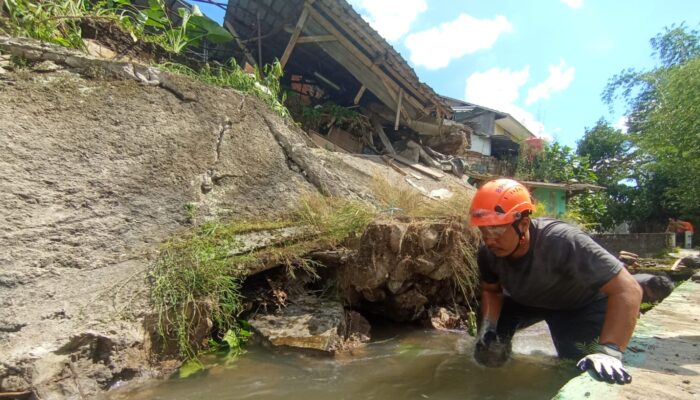 TPT Irigasi Sungai Cipelang di Kadulawang Sukabumi Ambruk, Satu Rumah Warga Rusak