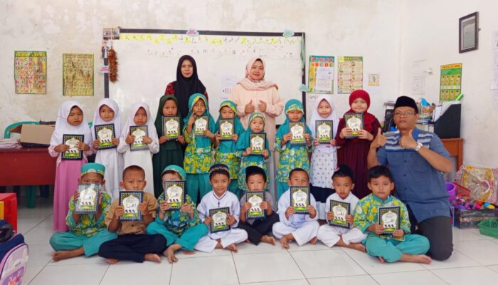 Perangi Buta Aksara Alquran, Yayasan CFA Distribusikan Puluhan Iqro untuk Anak-Anak di Lembursitu Sukabumi