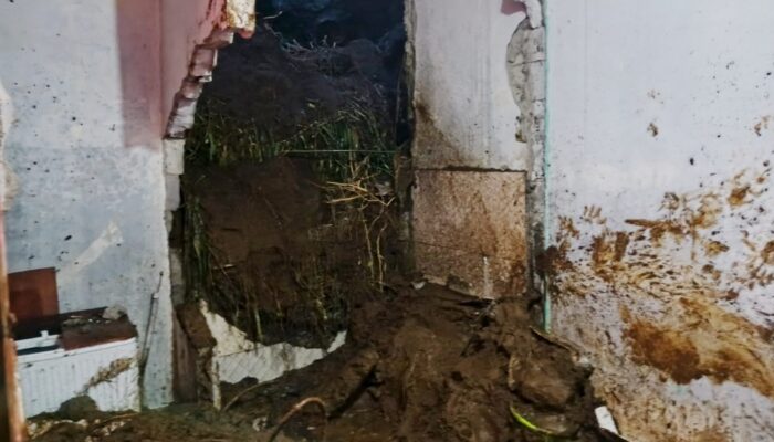 Tebing Setinggi 8 Meter Longsor di Sukalarang Sukabumi, Satu Orang Meninggal Dunia
