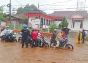 Lagi-lagi Diterjang Banjir, Jalan Nasional Sukabumi-Cianjur di Cimangkok Lumpuh Total!