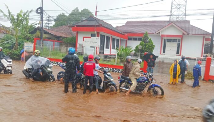 Lagi-lagi Diterjang Banjir, Jalan Nasional Sukabumi-Cianjur di Cimangkok Lumpuh Total!