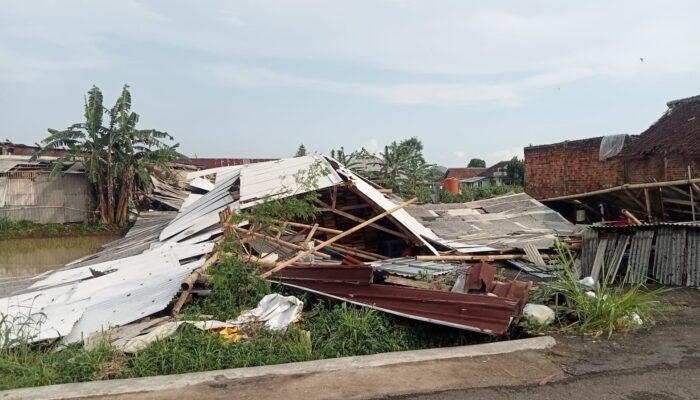 Hujan Angin Landa Sukabumi di Cisaat Robohkan Gudang Meubel dan Rusak Belasan Rumah Warga
