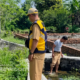 Petugas UPTD PU Wilayah I saat meninjau Daerah Irigasi (DI) Batu Karut untuk memastikan aliran air berjalan lancer tanpa ada hambatan. Foto: Istimewa