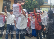 Kantor Kecamatan Cibadak Sukabumi Didemo, Massa Tuntut SPPG di Pamuruyan Ditutup